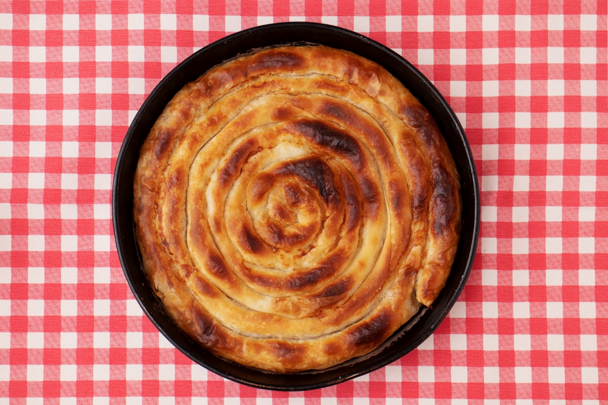 top-view-tray-with-delicious-pie